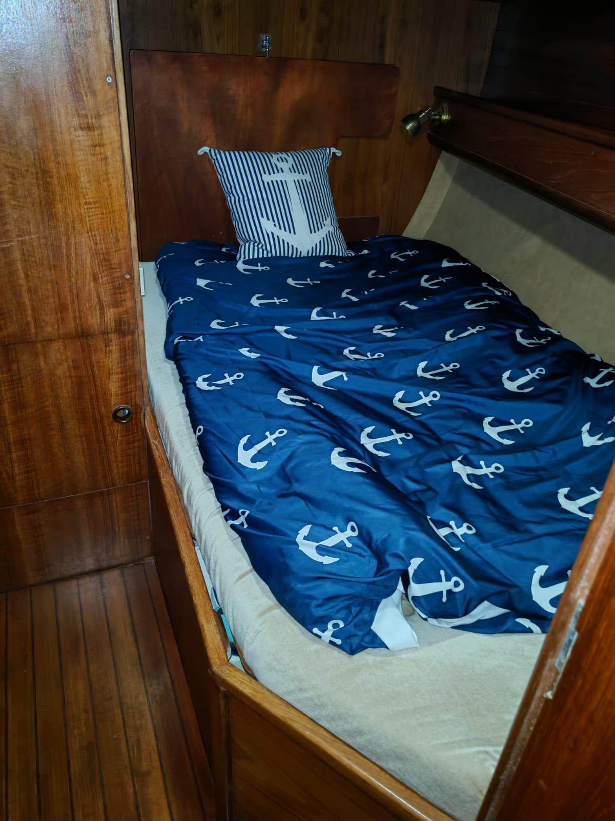 Cabina di poppa di Siddhartha con piumone blu e cuscino marinaro
