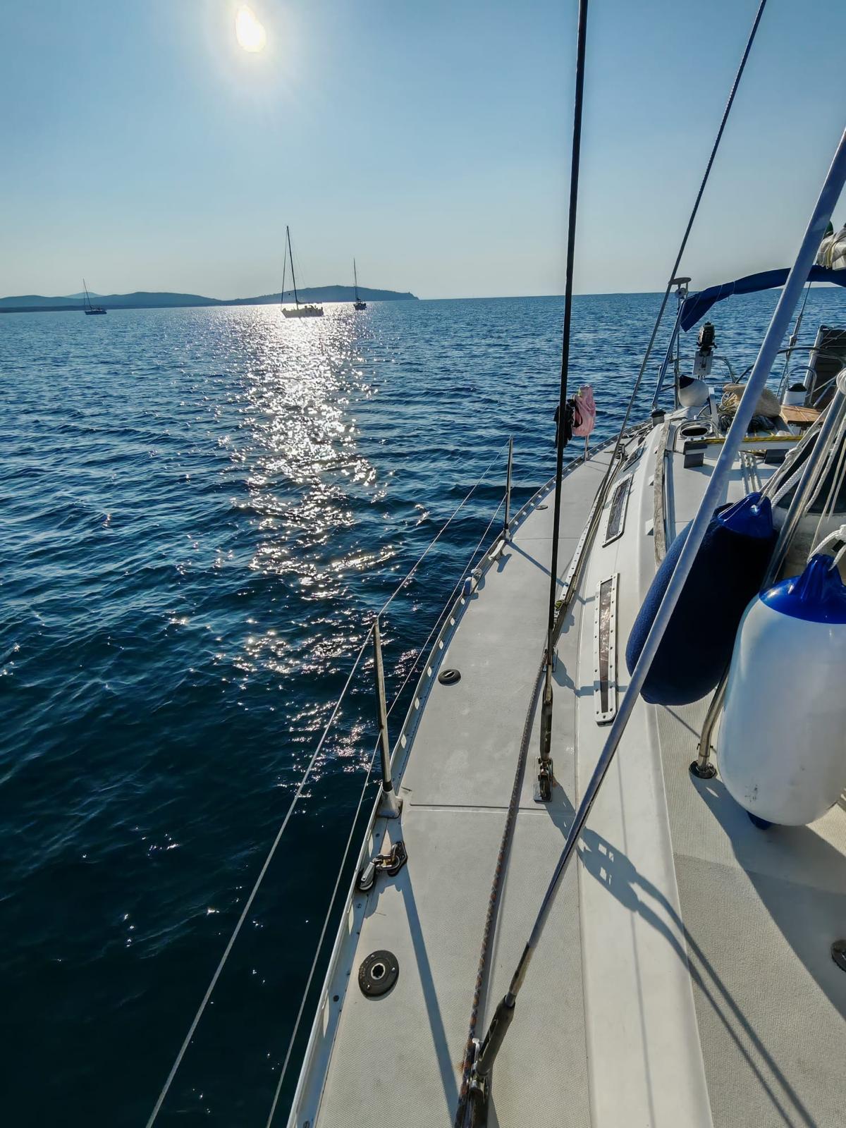 Riflessi di sole sul mare visti dalla prua di Siddhartha